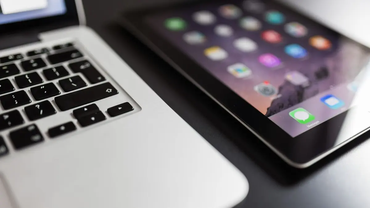Un portátil y una tableta sobre una mesa de trabajo